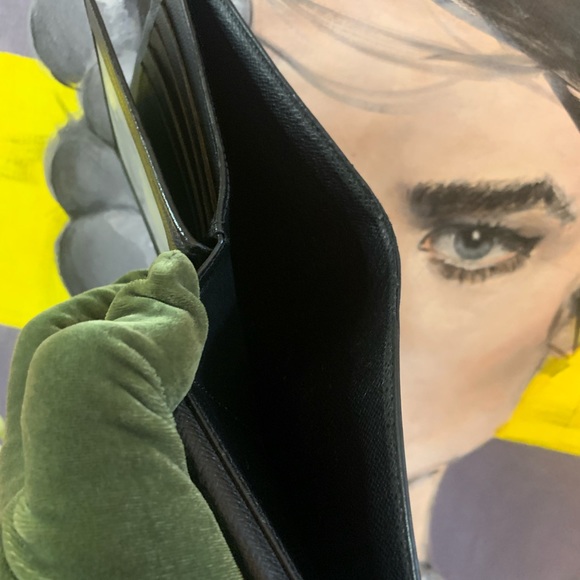 Louis Vuitton Taiga Men’s BiFold Wallet - Picture 6 of 6